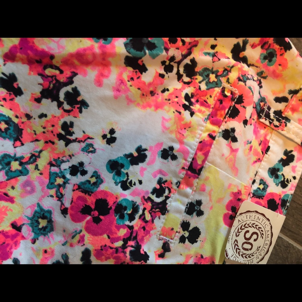Women’s Shorts - Picture 3 of 4